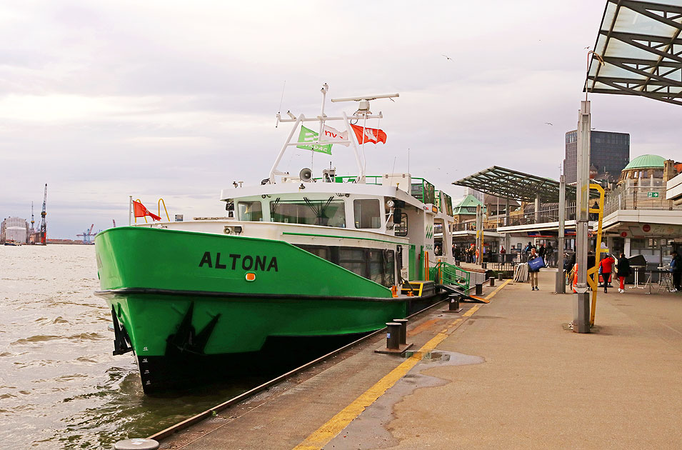 Das HADAG Schiff Altona an den St. Pauli Landungsbrücken