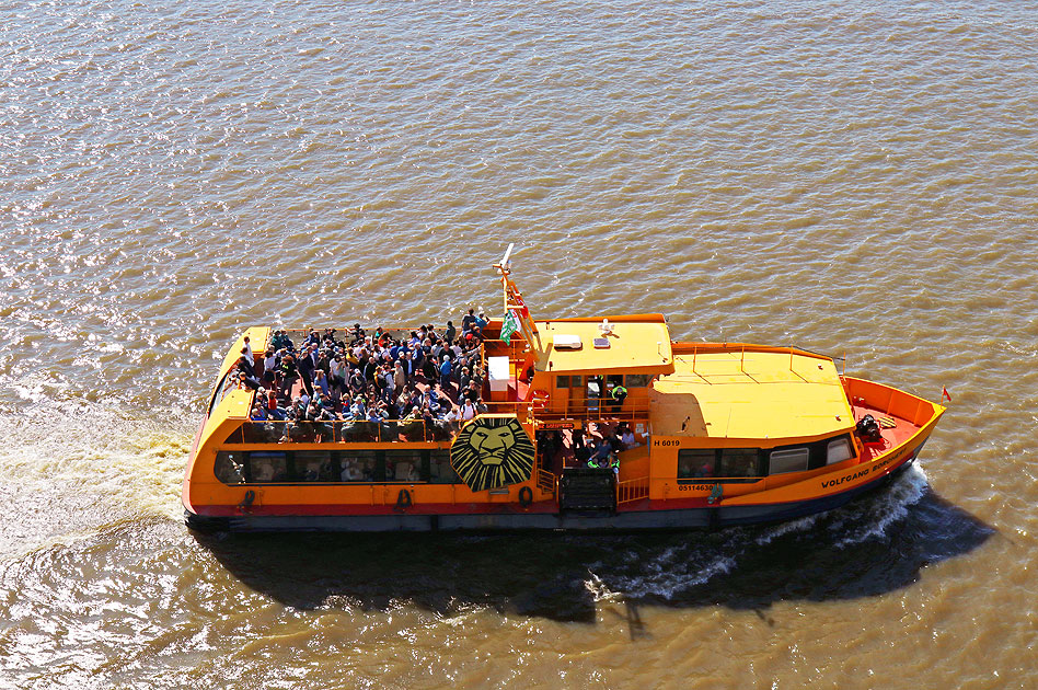 HADAG Fähre Wolfgang Borchert am Anleger Dockland