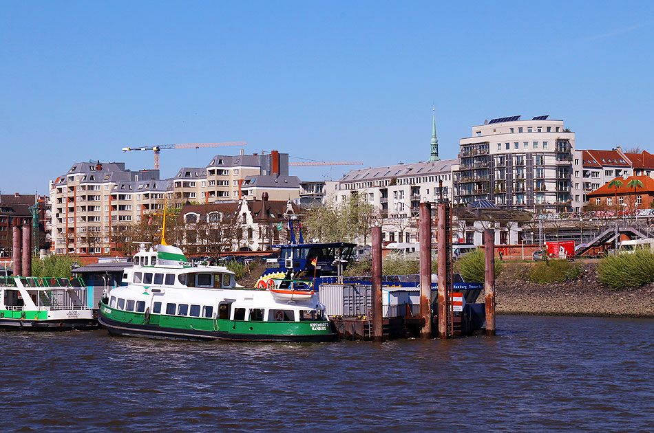 Das HADAG Schiff Kirchdorf in Hamburg auf der Elbe