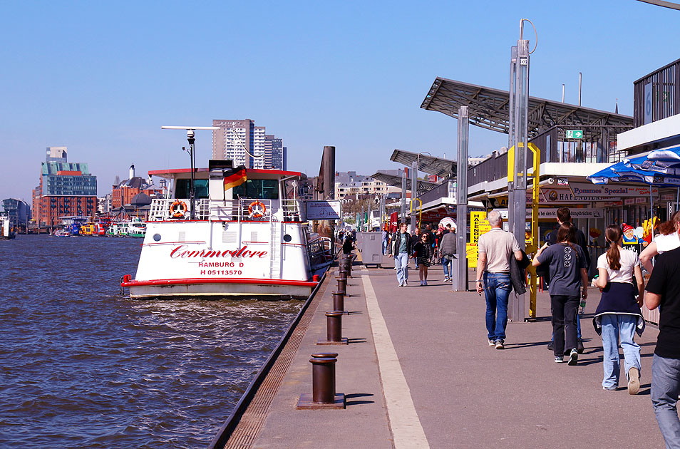 Das Schiff MS Commodore an den St. Pauli Landungsbrücken in Hamburg