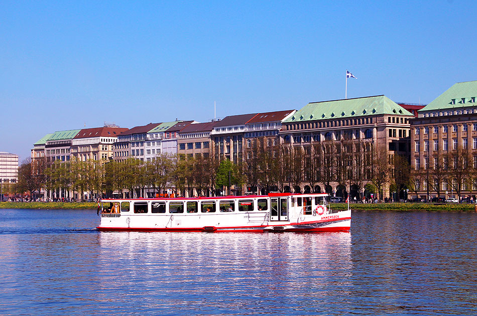 Der Alsterdampfer Ammersbek auf der Hamburger Binnenalster