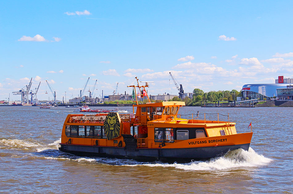 Das HADAG Schiff Wolfgang Borchert in Hamburg an den St. Pauli Landungsbrücken