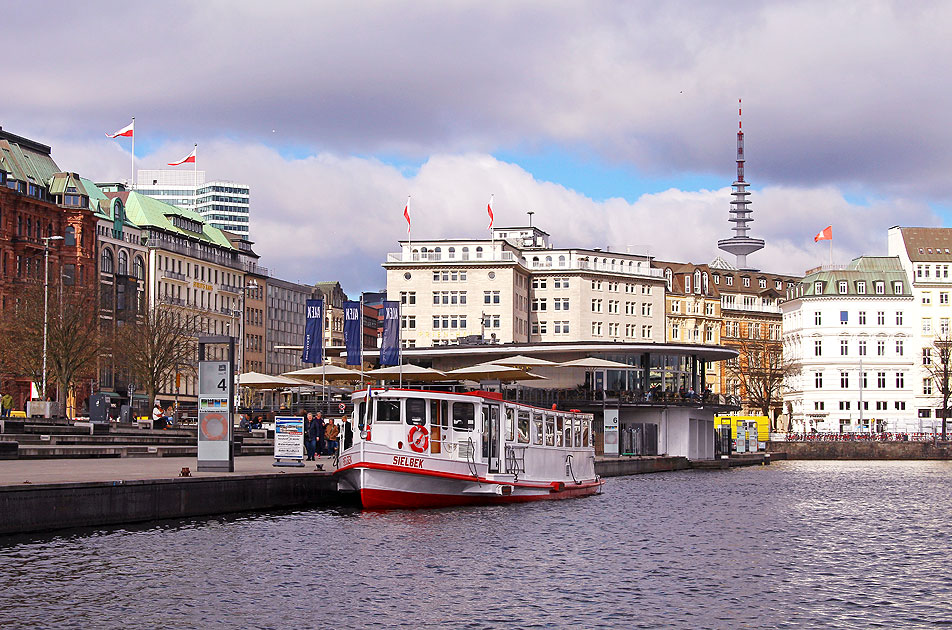 Der Alsterdampfer Sielbek am Jungfernstieg in Hamburg