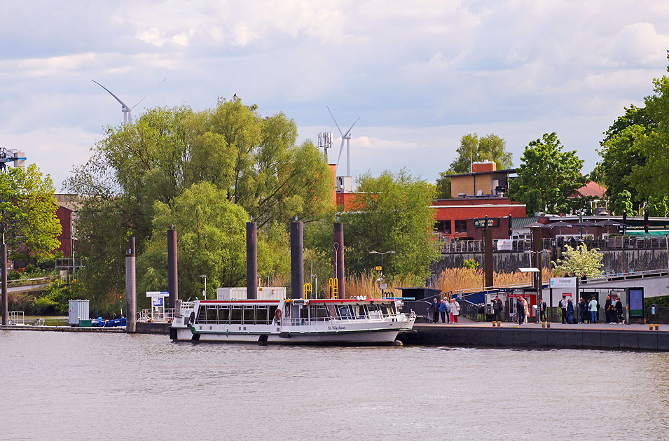 Das HADAG Schiff St. Nikolaus n Finkenwerder