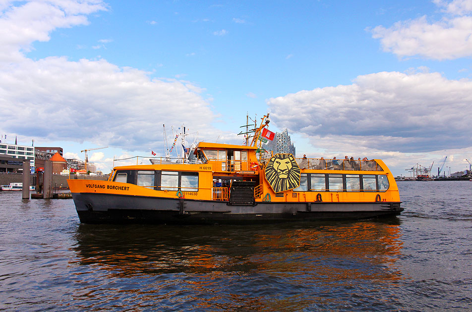 Die HADAG Fähre Wolfgang Borchert an den St. Pauli Landungsbrücken