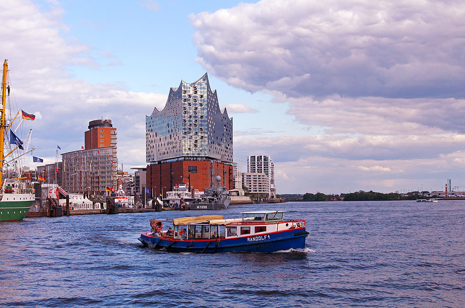 Die Barkasse Randolf 1 auf der Elbe in Hamburg