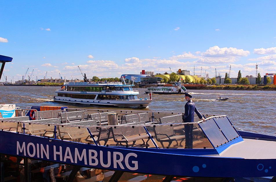 Das Abicht Schiff River Star an den St. Pauli Landungsbrücken in Hamburg