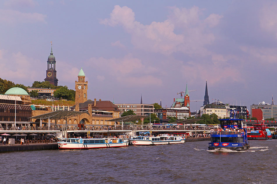 Abicht und HADAG Schiffe an den Landungsbrücken in Hamburg