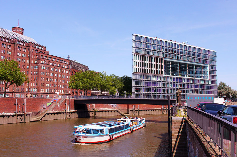 Die Barkasse Klein Erna im Zollkanal vor dem Wandrahmsteg