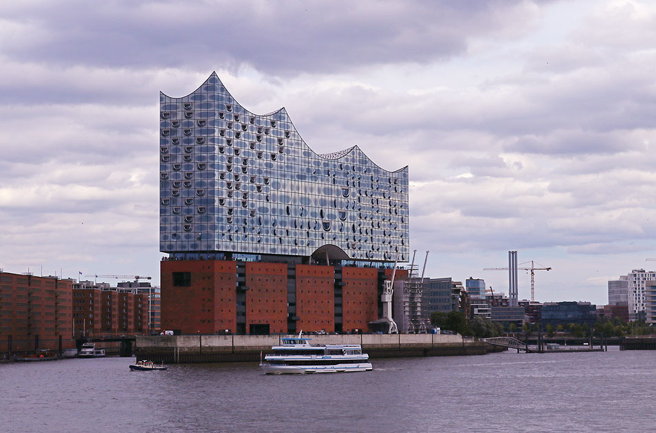 Das Abicht Schiff La Paloma vor der Elbphilharmonie