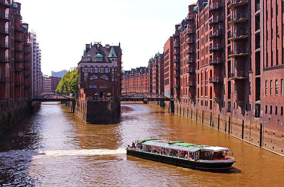 Die Barkasse Birgit Ehlers vor dem Wasserschloss