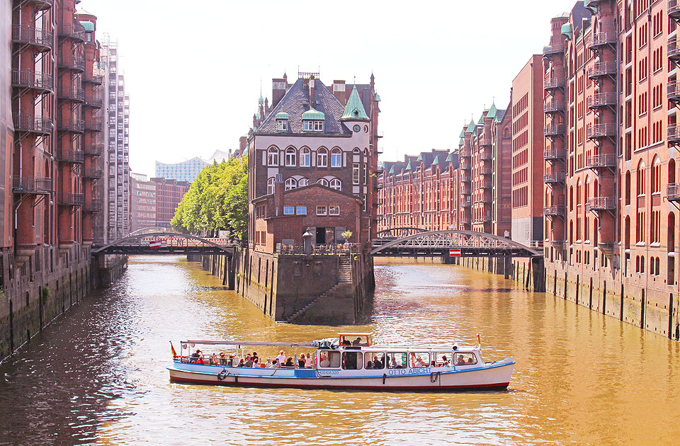 Die Barkasse Otto Abicht in der Speicherstadt vor dem Wasserschloss