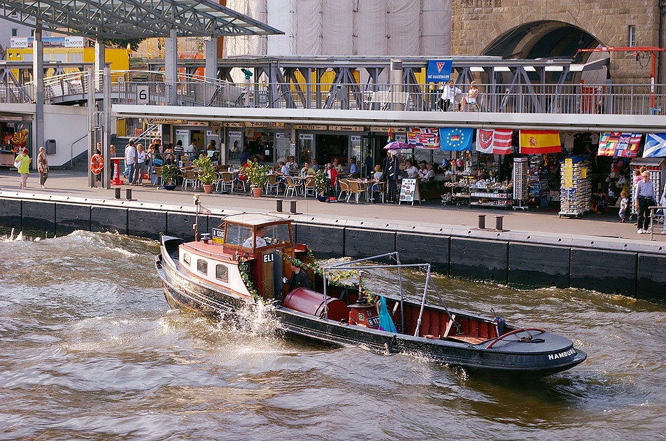 Die Barkasse Elise vor den St. Pauli Landungsbrücken