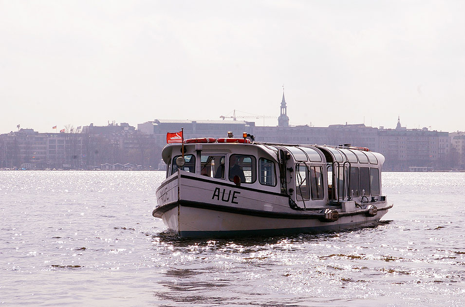 Der Alsterdampfer Aue auf der Hamburger Außenalster