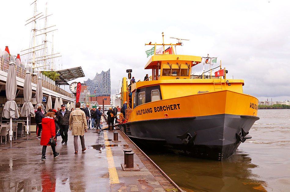 Das HADAG Schiff Wolfgang Borchert an den St. Pauli Landungsbrücken in Hamburg