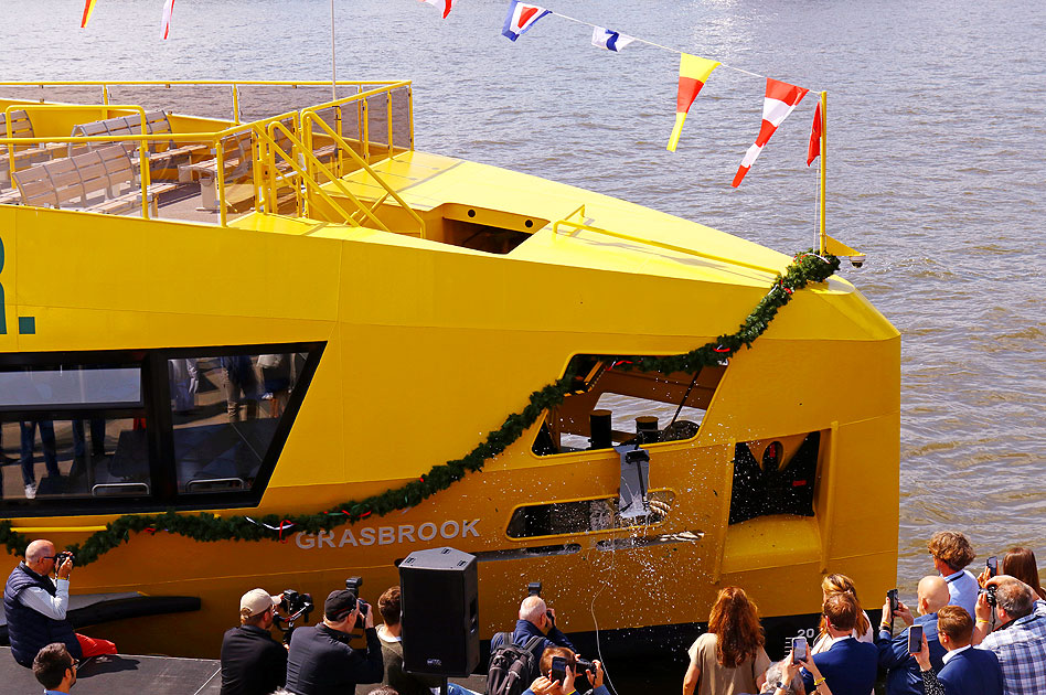 Die Taufe der HADAG Fähre Grasbrook an der Überseebrücke in Hamburg auf der Elbe
