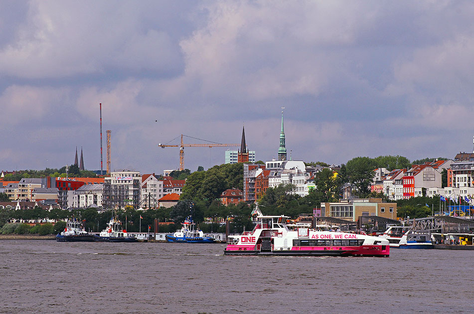 Das HADAG Schiff Neuland an den Landungsbrücken in Hamburg