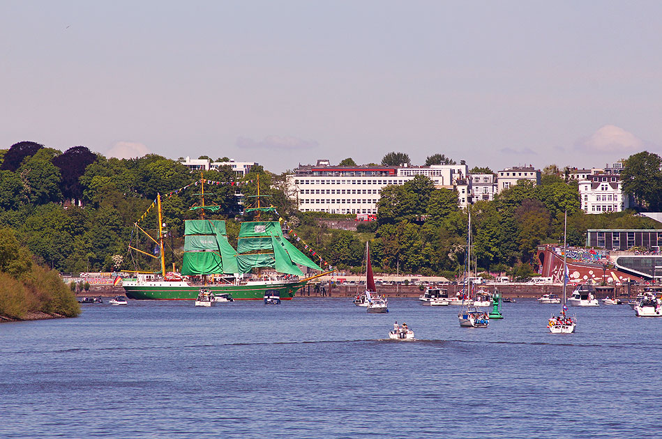 Der Hafengeburtstag in Hamburg mit der Alexander von Humboldt II