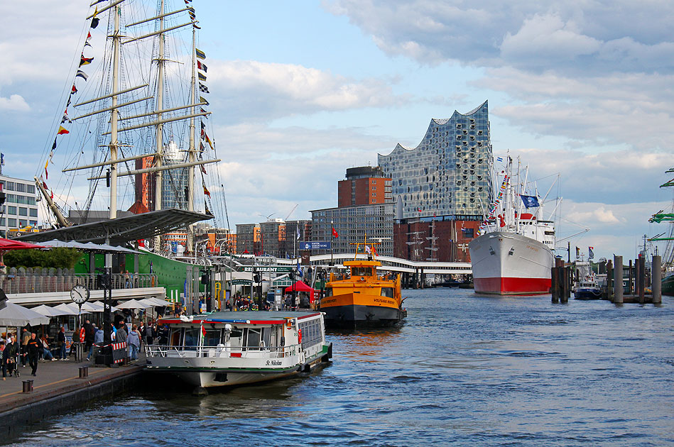 die HADAG Fähre St. Nikolaus an den St. Pauli Landungsbrücken in Hamburg
