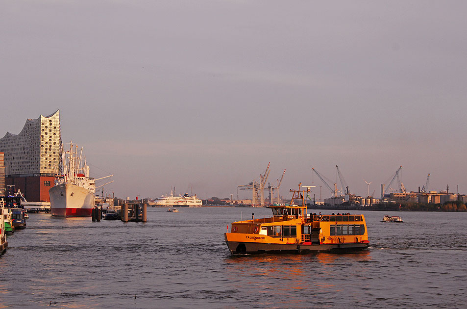 Das HADAG-Schiff Falkenstein an den St. Pauli Landungsbrücken