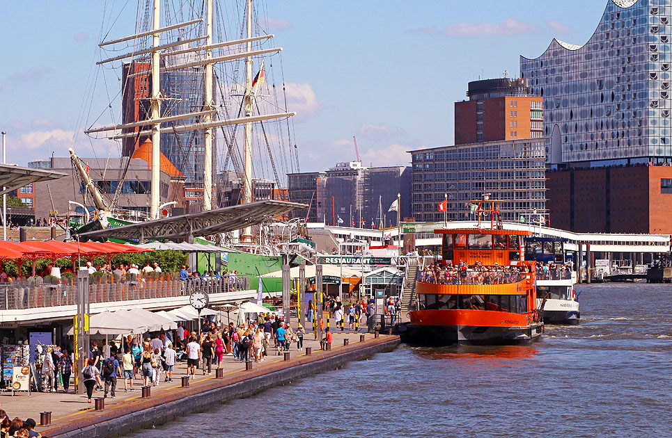 Das HADAG Schiff Kehrwieder an den St. Pauli Landungsbrücken in Hamburg