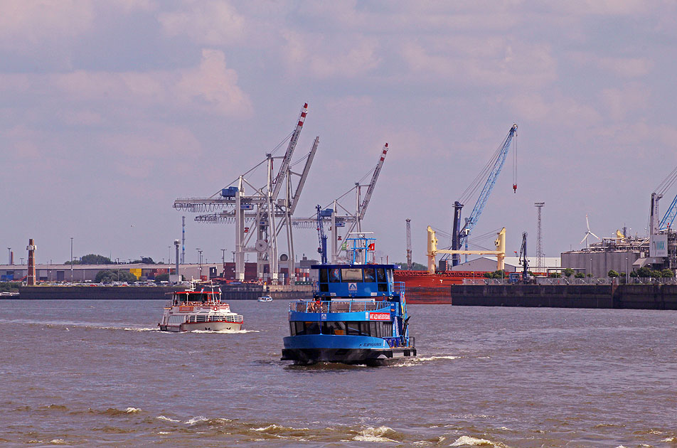 Die HADAG Fähre Elbphilharmonie in Hamburg