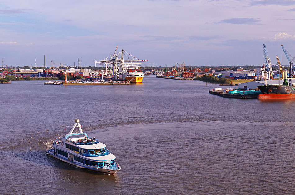 Das Abicht-Schiff MS Hamburg auf einer Hafenrundfahrt