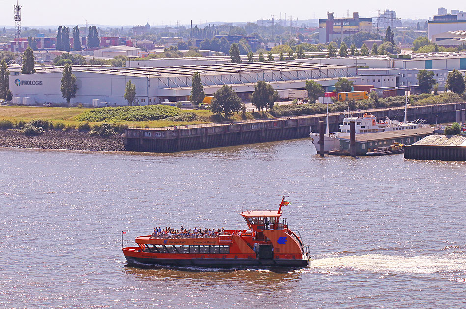 Das HADAG Schiff Kehrwieder auf der Ellbe in Hamburg