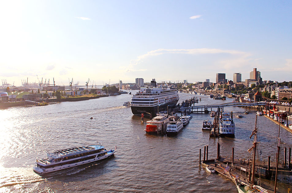 Das Abicht-Schiff River Star und das Kreuzfahrtschiff Vasco da Gama