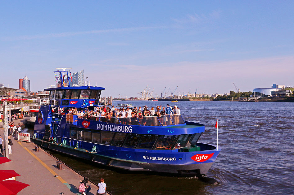 Das HADAG Schiff Wilhelmsburg an den St. Pauli Landungsbrücken in Hamburg