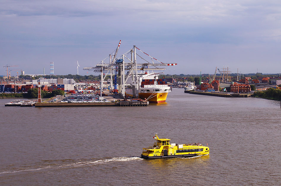 Die HADAG-Fähre Grasbrook als Linie 72