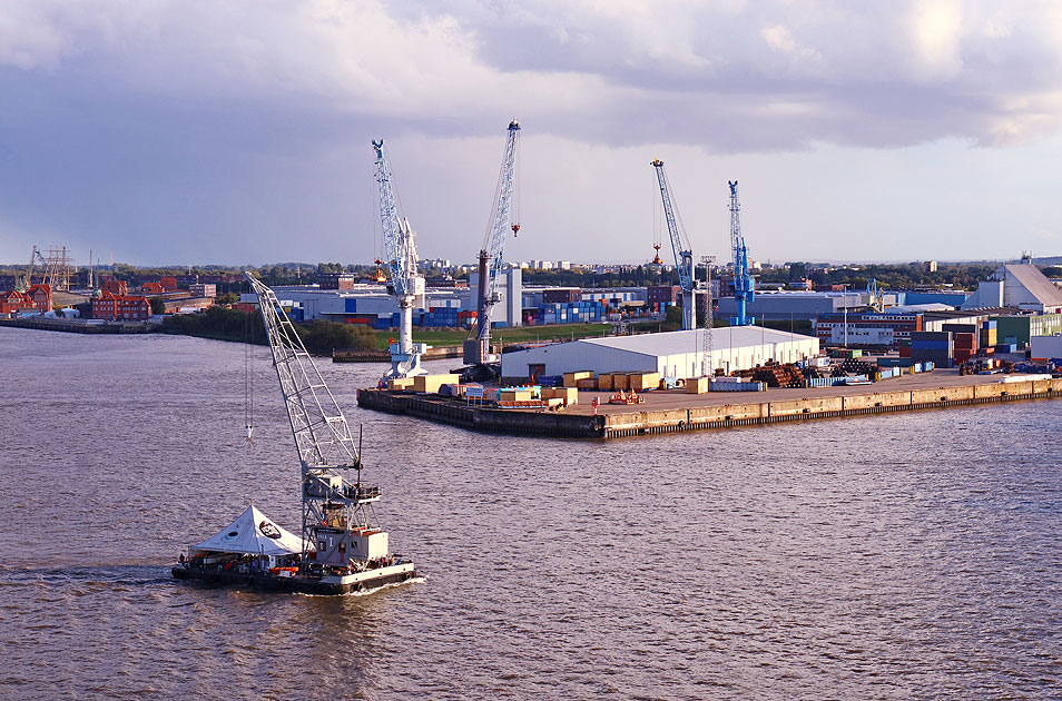 Der Schwimmkran HHLA 1 Karl Friedrich Steen auf der Elbe in Hamburg