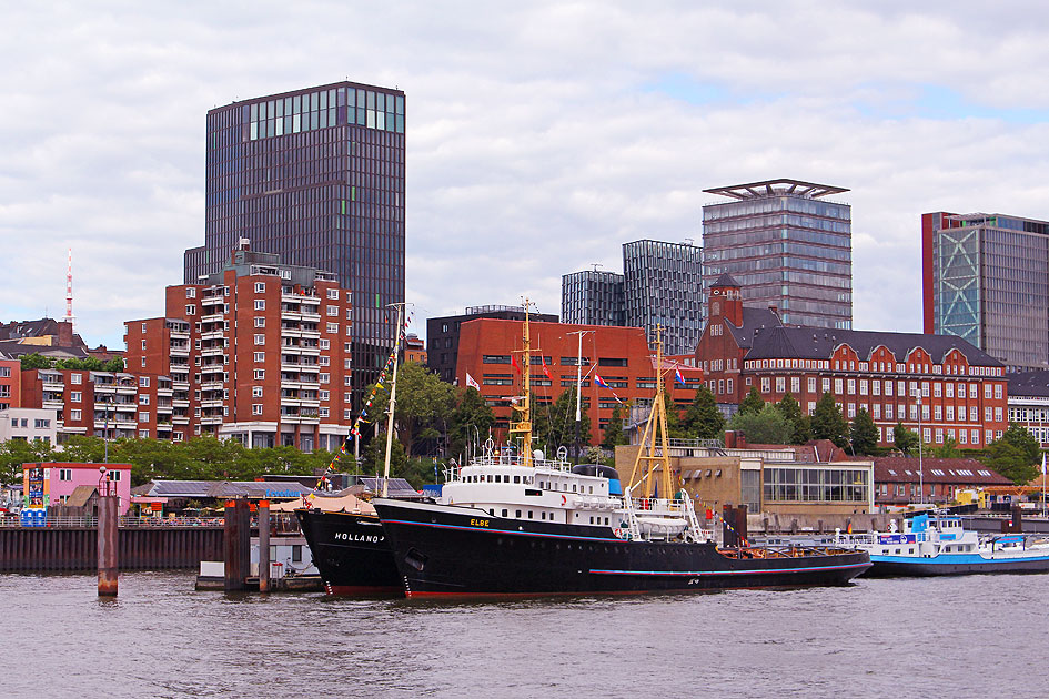 Hochseeschlepper Holland und Elbe in Hamburg an den St. Pauli Landungsbrücken