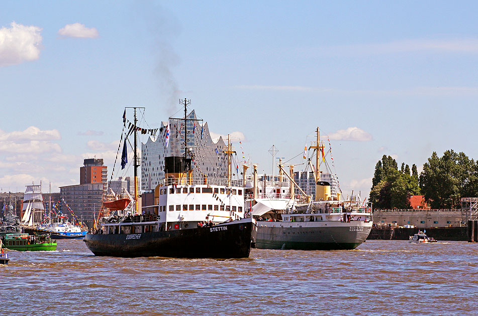 Die Schiffe Stettin und Bleichen auf der Elbe in Hamburg mit der Elbphilharmonie