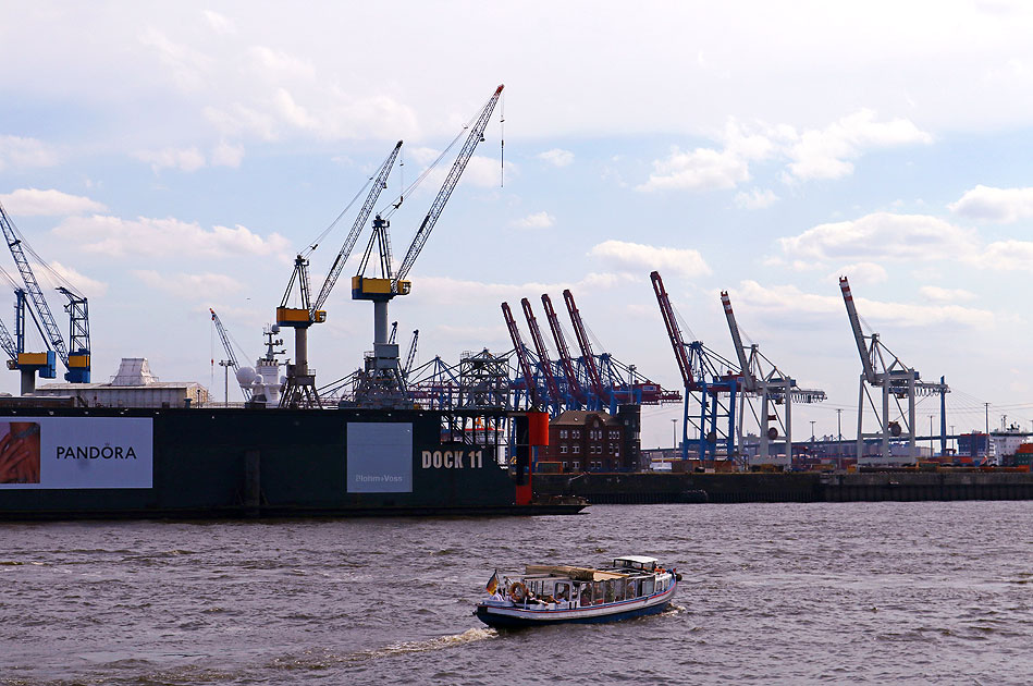 Eine Barkasse unterwegs auf der Elbe am Fischmarkt in Hamburg