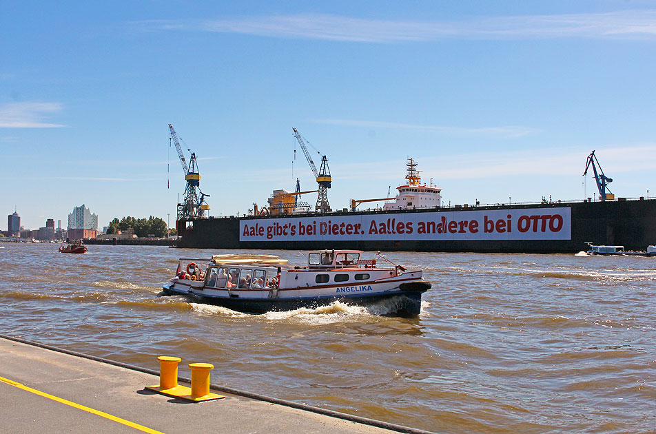 Die Barkasse Angelika in Hamburg auf der Elbe