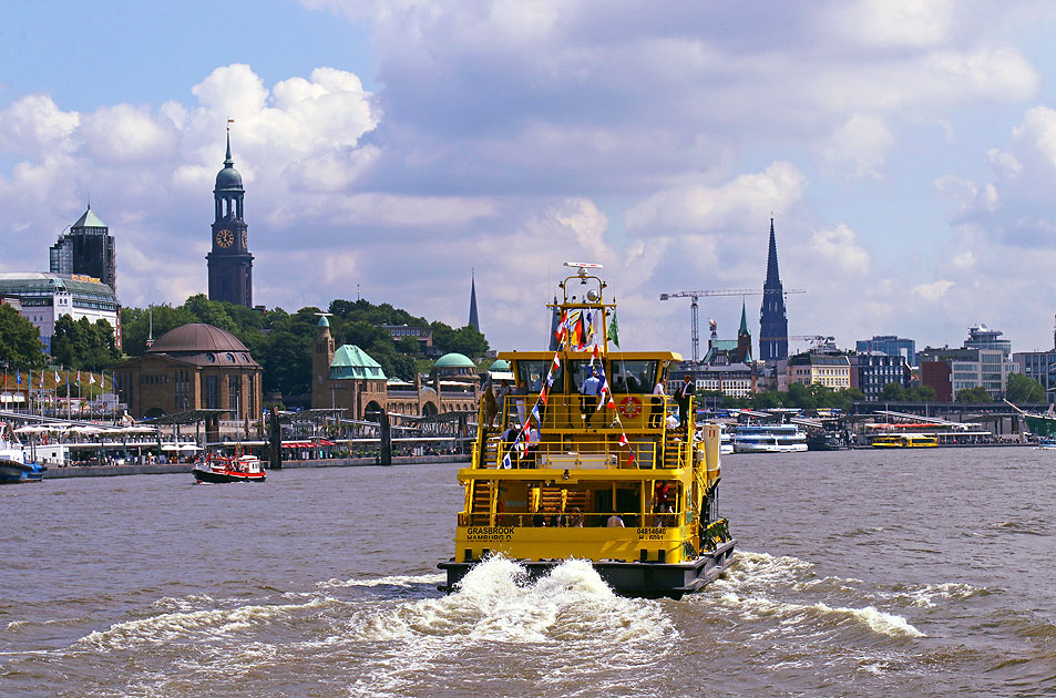 Das HADAG Schiff Grasbrook in Hamburg