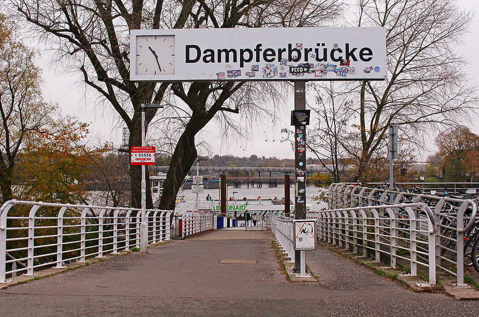 Die Dampferbrücke in Finkenwerder