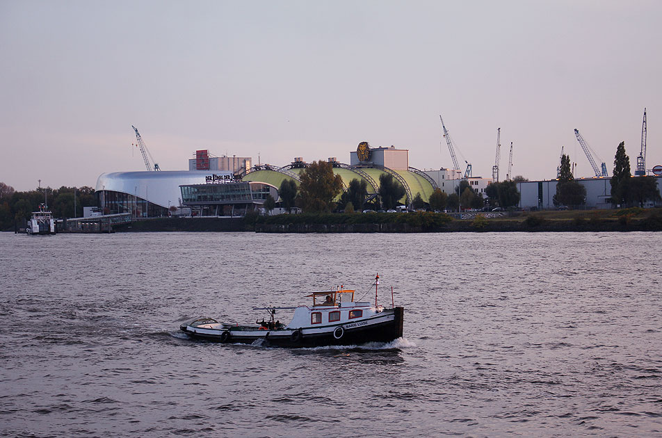 Die Schlepperbarkasse Marie Luise auf der Elbe in Hamburg vor den St. Pauli Landungsbrücken