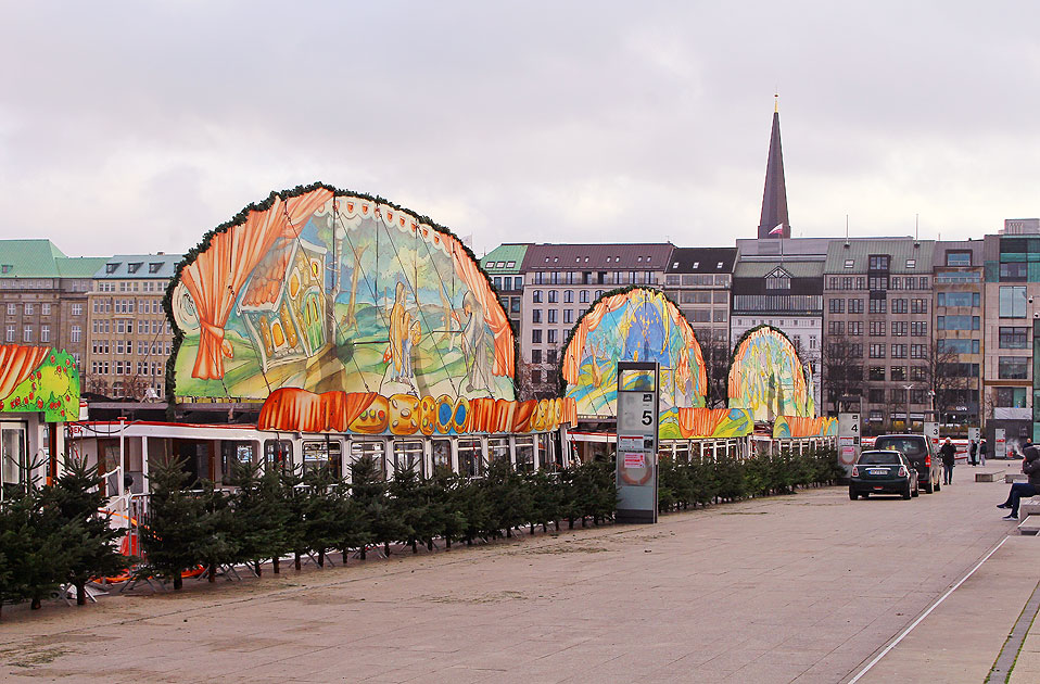 Die Alsterdampfer Märchenschife am Jungfernstieg in Hamburg