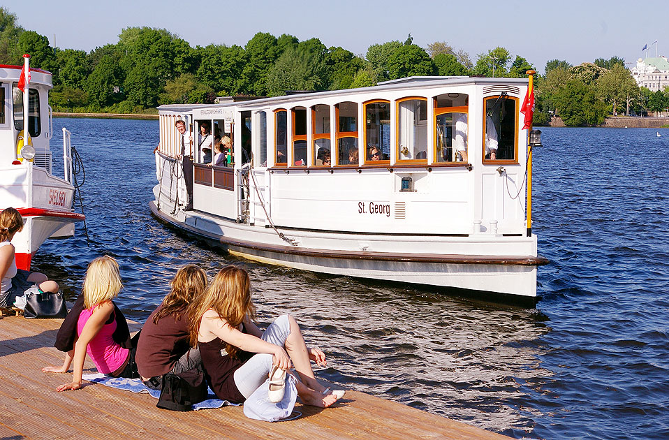 Der historische Alsterdampfer St. Georg am Hamburger Jungfernstieg