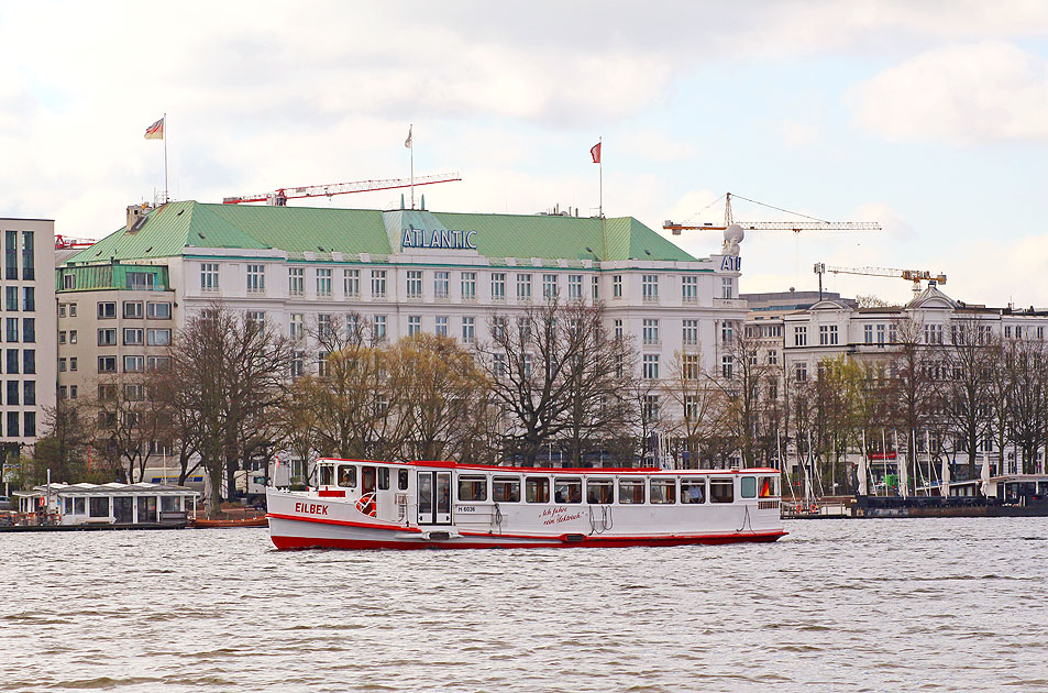 Der Alsterdampfer Eilbek auf der Hamburger Au&szlig;enalster
