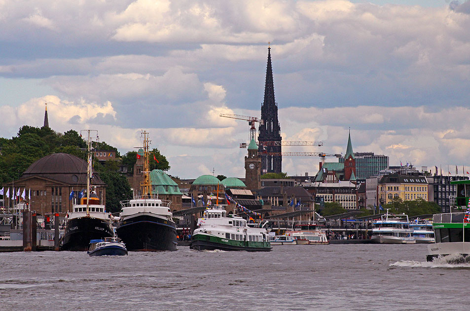 Das HADAG Schiff Kirchdorf vor den St. Pauli Landungsbr&uuml;cken in Hamburg