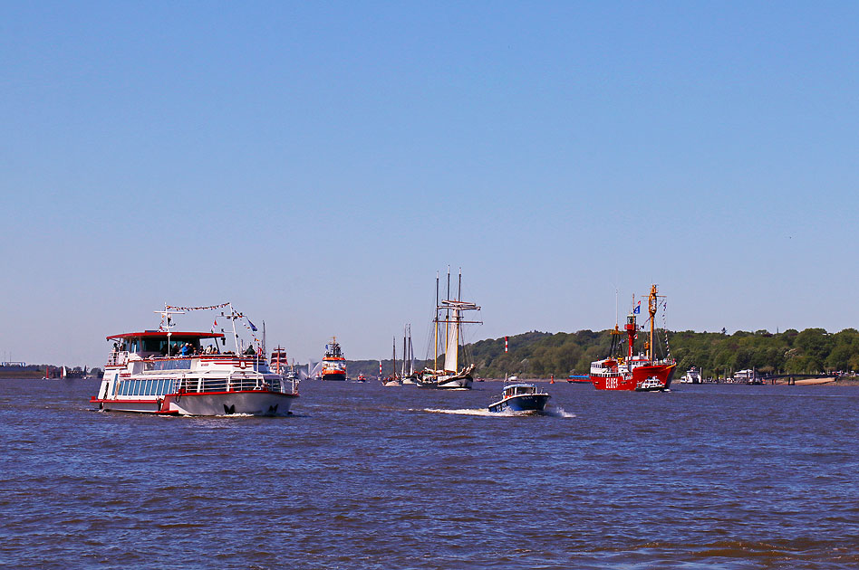 Die Einlaufparade zum Hamburger Hafengeburtstag auf der Elbe in Hamburg