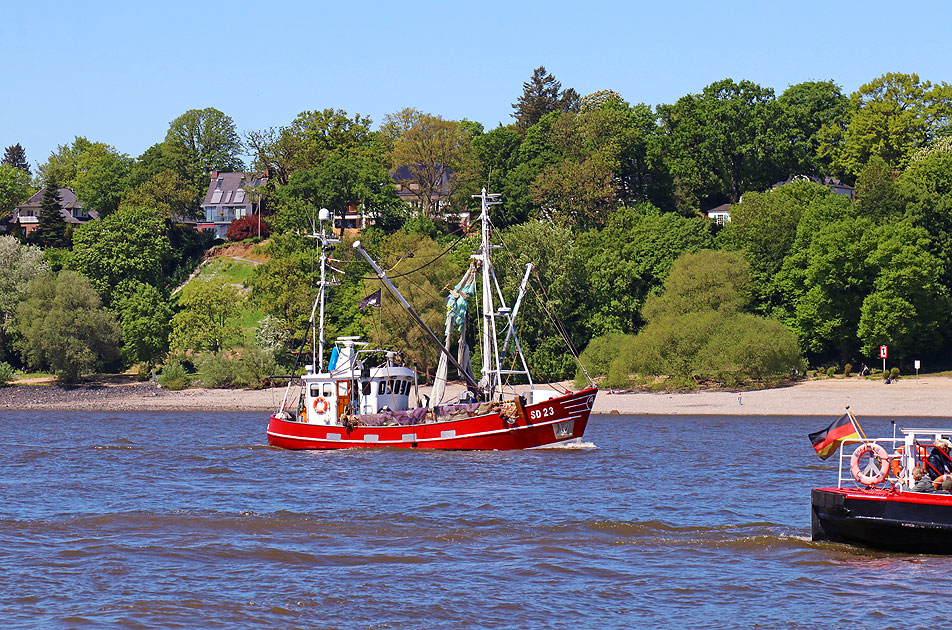 Der Krabbenkutter Andrea auf der Elbe in Hamburg