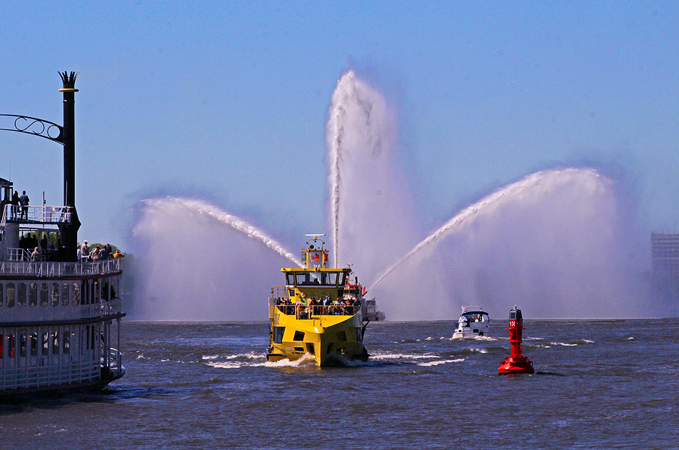 Die HADAG F&auml;hre Grasbrook auf der Elbe in Hamburg