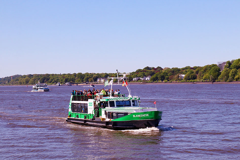 Das HADAG-Schiff Blankenese am Bubendey Ufer in Hamburg