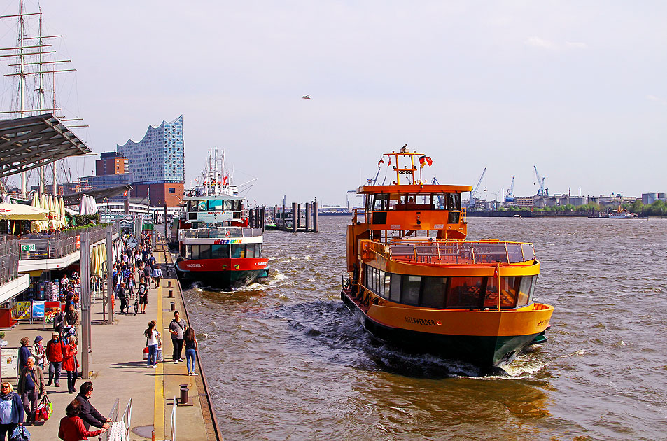 Das HADAG Schiff Altenwerder an den Landungsbr&uuml;cken in Hamburg