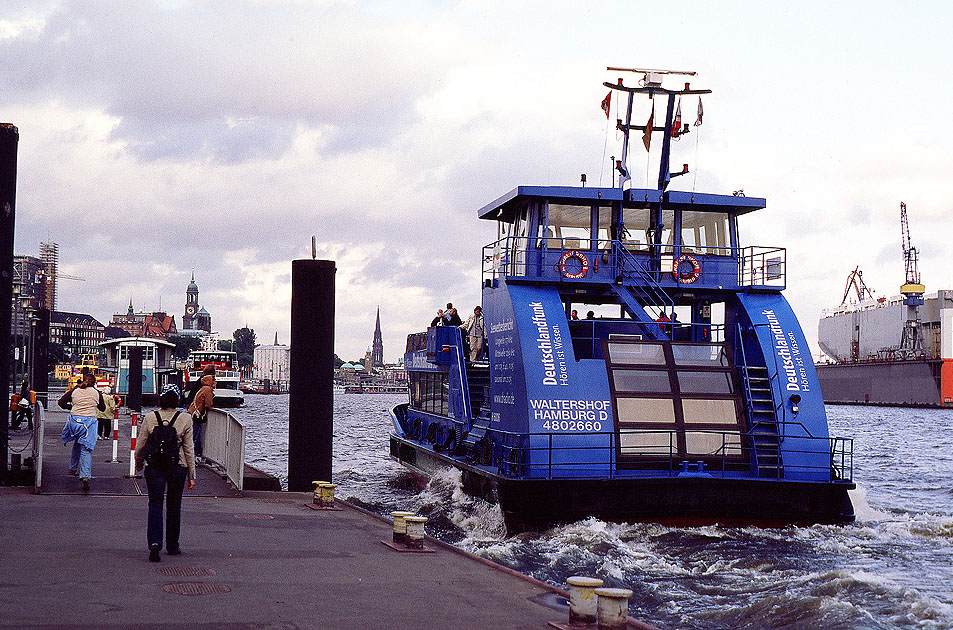 Die HADAG-F&auml;hre Waltershof am Anleger Altona Fischmarkt in Hamburg