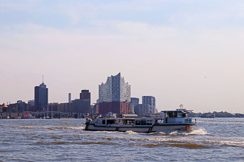 Das Abicht-Schiff Klein Heini auf der Elbe in Hamburg